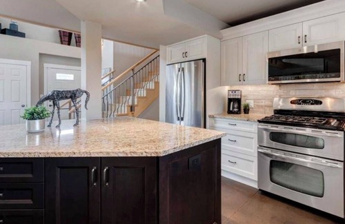 Priddis Otro | Rural foothills farmhouse - Horse friendly
