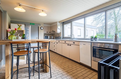 Grote-Brogel Casa | Rural group home with garden and garage