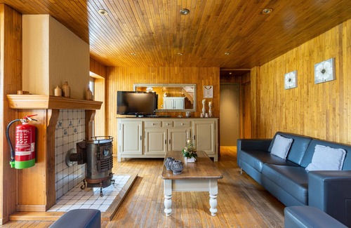 Grote-Brogel Casa | Rural group home with garden and garage