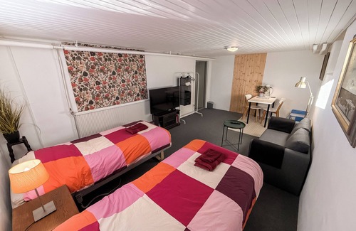 Motala Cama Y Desayuno | Rural guest room near town with fast free Wifi. Pets allowed!