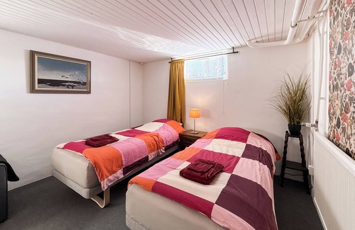 Motala Cama Y Desayuno | Rural guest room near town with fast free Wifi. Pets allowed!