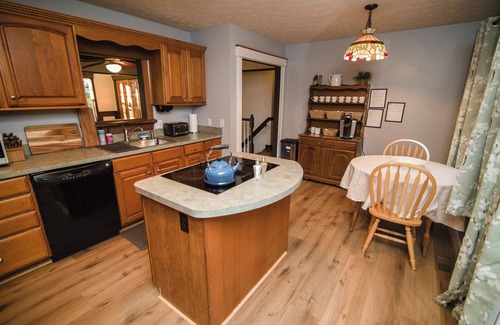 Bentonville Casa | Rural Hillside Retreat/Charming 3 Bedroom with Hot Tub and Mountain Views