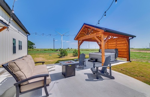 Myra Casa | Rural Home w/Hot Tub < 7 Mi to Winery & Golfing