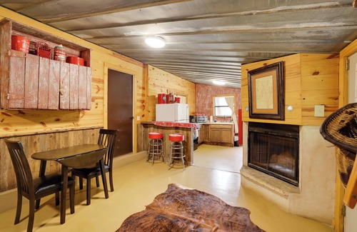 Tarpley Cabina | Rural & Horse-Friendly Cabin ~ 24 Mi to Bandera!