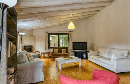 Avinyonet de Puigventos Casa | Rural House 3 Apartments, Patio BBQ & Hiking