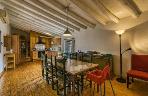 Avinyonet de Puigventos Casa | Rural House 3 Apartments, Patio BBQ & Hiking