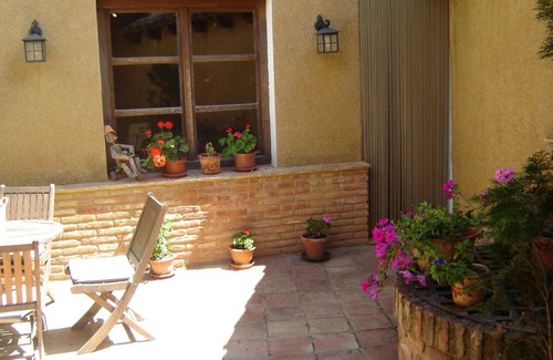Villalon de Campos Casa | Casa rural 'El Encuentro' con arquitectura tradicional de adobe y madera.