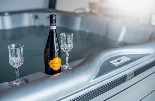 Llanfyrnach Casa | RURAL RETREAT WALES Indoor Hot Tub, Log Fire, Starry Skies, Woodland Walks