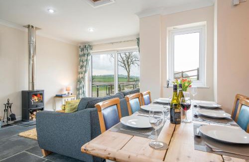 Llanfyrnach Casa | RURAL RETREAT WALES Indoor Hot Tub, Log Fire, Starry Skies, Woodland Walks
