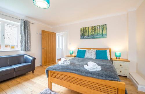 Llanfyrnach Casa | RURAL RETREAT WALES Indoor Hot Tub, Log Fire, Starry Skies, Woodland Walks