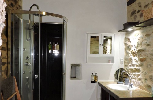 Chalais Cabaña | Rural Retreat with Hot Tub