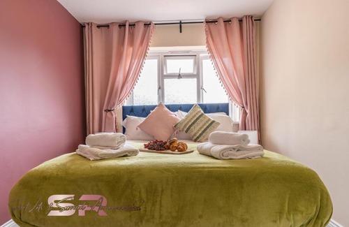 Yeading Casa | Rush House by SR Short Lets & Serviced Accommodation Heathrow Windsor - Perfect for Monthly Stay Relocation & Business Contractors Big Groups