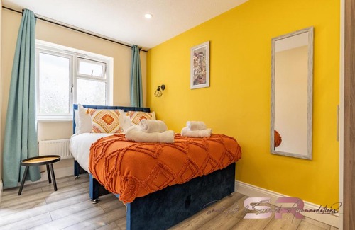 Yeading Casa | Rush House by SR Short Lets & Serviced Accommodation Heathrow Windsor - Perfect for Monthly Stay Relocation & Business Contractors Big Groups