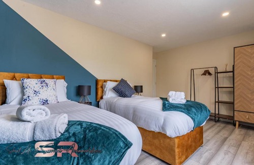 Yeading Casa | Rush House by SR Short Lets & Serviced Accommodation Heathrow Windsor - Perfect for Monthly Stay Relocation & Business Contractors Big Groups