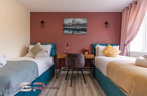 Yeading Casa | Rush House by SR Short Lets & Serviced Accommodation Heathrow Windsor - Perfect for Monthly Stay Relocation & Business Contractors Big Groups