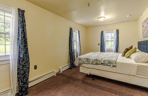 Waynesboro Casa | Rustic 10BR MountainTop Cottage