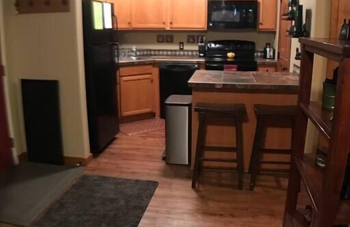 Big Sky Apartamento | Rustic 2 BR Mountain View - walk to resort
