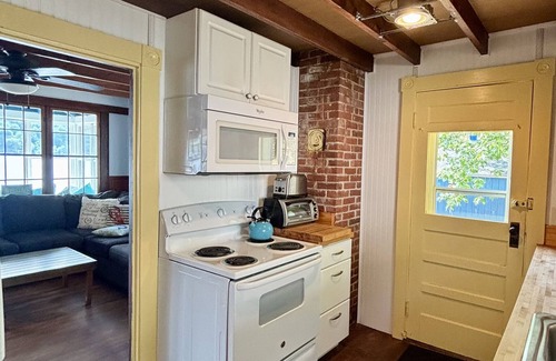Alton Bay Cabina | Rustic 4-bedroom cabin with WiFi, AC in charming Alton Bay on Lake Winni.