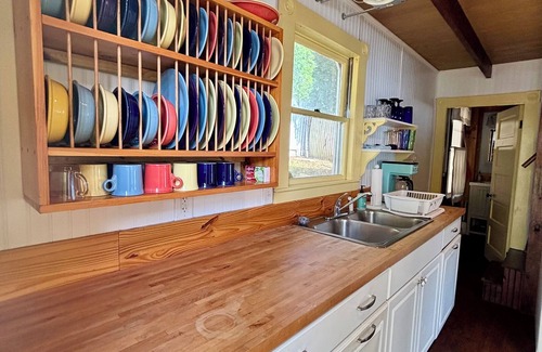Alton Bay Cabina | Rustic 4-bedroom cabin with WiFi, AC in charming Alton Bay on Lake Winni.