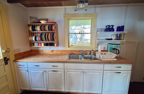 Alton Bay Cabina | Rustic 4-bedroom cabin with WiFi, AC in charming Alton Bay on Lake Winni.