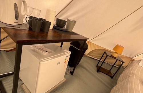 Dwyran Alquiler De RV | Tienda de campaña-Superior-Communal washrooms-Vista al campo-Bell Tent 6m