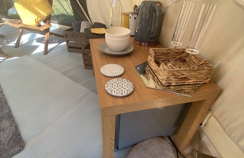 Dwyran Alquiler De RV | Tienda de campaña-Superior-Communal washrooms-Vista al campo-Bell Tent 6m