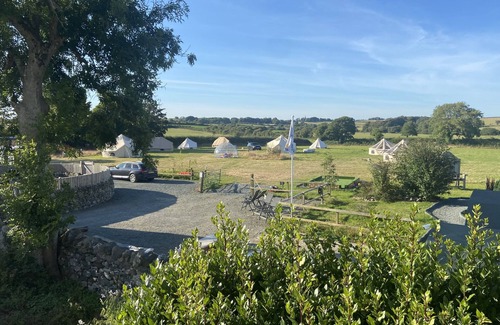 Dwyran Alquiler De RV | Tienda de campaña-Superior-Communal washrooms-Vista al campo-Bell Tent 6m