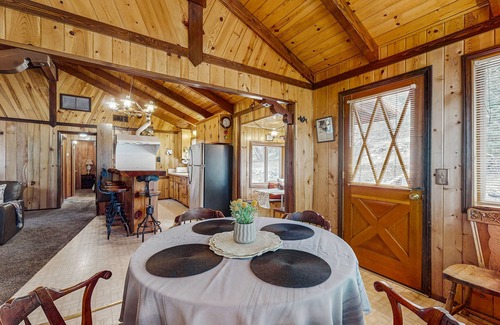 Fawnskin Cabina | Rustic and Cozy Cabin with Fireplace & Private BBQ - Walk to Big Bear Lake