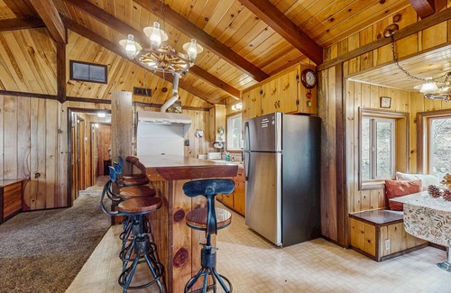 Fawnskin Cabina | Rustic and Cozy Cabin with Fireplace & Private BBQ - Walk to Big Bear Lake