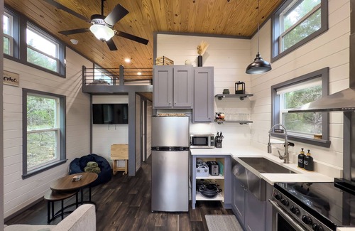 Canyon Lake Cabaña | Rustic and Private 5 Acre with Cottage for 4 w/ Hot Tub, Grill, Fire Pit + More!