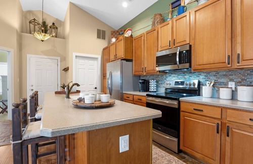 Camdenton Casa | Rustic and Relaxing, 2 Bedroom Cabin on Beautiful Kinderhook!