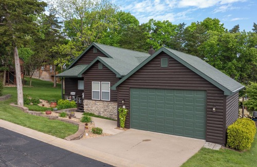 Camdenton Casa | Rustic and Relaxing, 2 Bedroom Cabin on Beautiful Kinderhook!