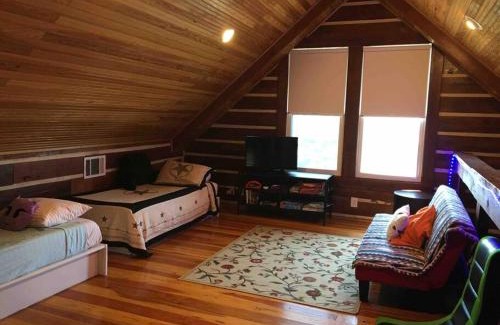 Oatmeal Casa | RUSTIC ARMADILLO CABIN with VIEW BY HIDDEN FALL PARK, Fenced yard for Dogs
