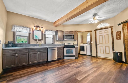 Windyville Cabina | Rustic Beauty by the Niangua River
