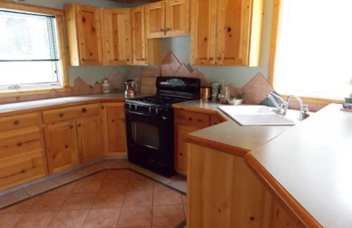 Golden Cabaña | Rustic Beaverfoot Lodge Executive Cabin