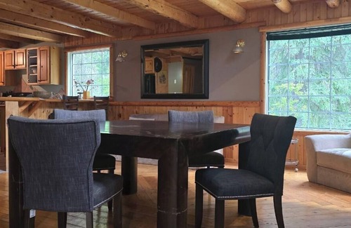 Golden Cabaña | Rustic Beaverfoot Lodge Executive Cabin