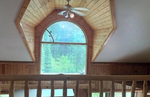 Golden Cabaña | Rustic Beaverfoot Lodge Executive Cabin