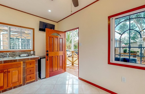 Dangriga Cabina | Encantadora cabaña con entrada privada, desayuno, estacionamiento, terraza y wifi gratis.