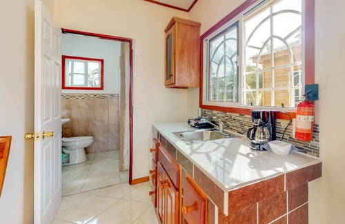 Dangriga Cabina | Encantadora cabaña con entrada privada, desayuno, estacionamiento, terraza y wifi gratis.