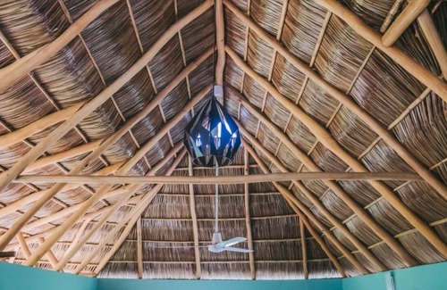 Barra de Navidad Chalet De Esquí | Cabaña rústica con piscina (Primavera)