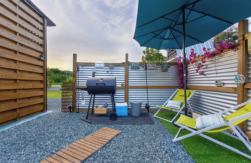 Coto Norte Cabina | Rustic cabin container with AC in charming Manatí for relaxing days