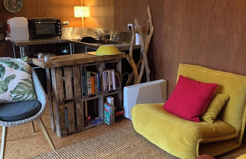 Parau Cabina | Rustic Cabin Getaway - new build with romantic cosy loft bed and outdoor fire