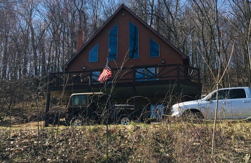 Hesston Cabina | Rustic Cabin in the Woods Close to Raystown Lake - DOG Friendly