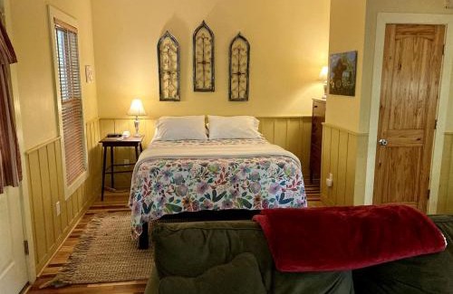 Elkin Casa | Rustic Cabin on 28-Acre Property in the Foothills of the Blue Ridge Mountains
