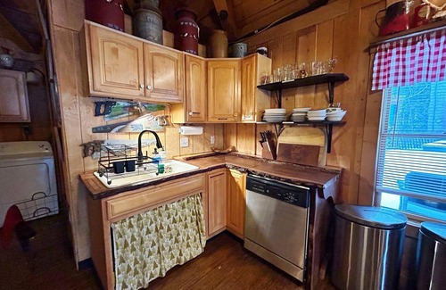 South Butler Cabina | Rustic cabin w/ 29 acres. Enjoy a hot tub, wood stove, nature trails and more.