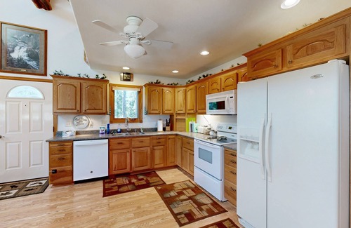 Nemo Cabina | Rustic cabin w/ expansive outdoor space, gas firepit, W/D & free WiFi