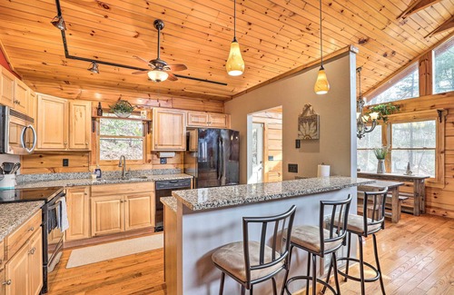 Canton Cabina | Rustic Cabin w/ Mountain Views & Private Deck!