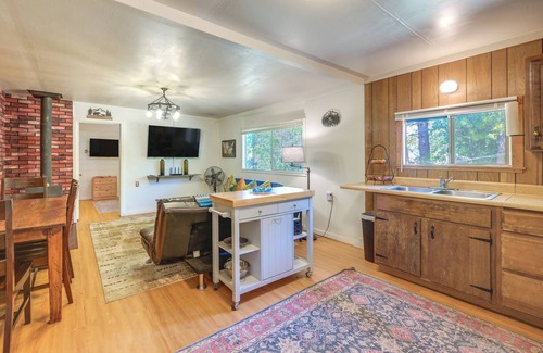 Pinehurst Cabina | Rustic Cabin w/ Patio: 8 Mi to Kings Canyon Park