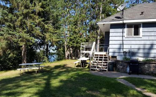 Tomahawk Casa | Rustic Cabin with a Picnic Table and Barbecue on Somo Lake, Wisconsin