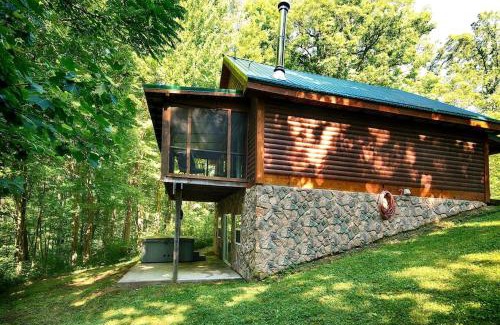 Rockbridge Casa | Rustic Cabin with Jacuzzi Surrounded by Nature in Ohio